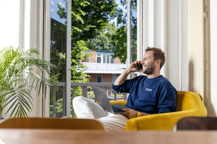 Marwin van Art of Advertising in gesprek met een klant